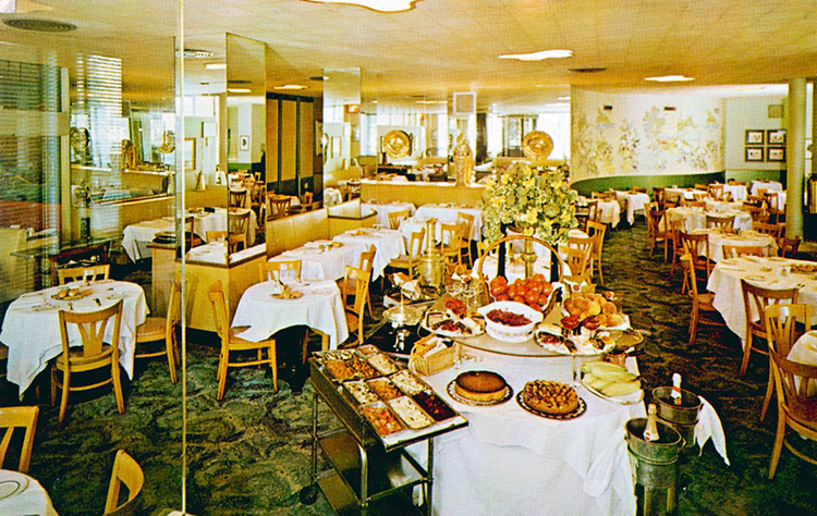 Le Café Arnold dining room